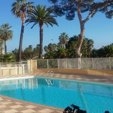 Apartment En Front De Avec Balcon *