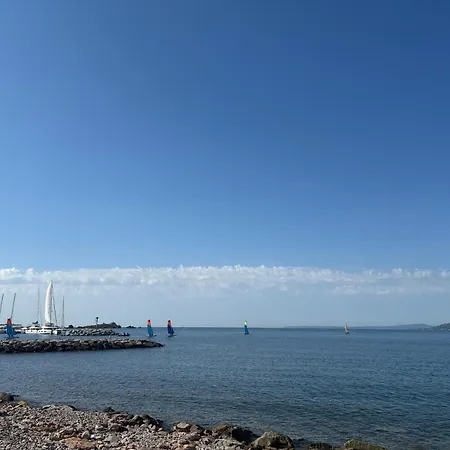 Apartment En Front De Avec Balcon