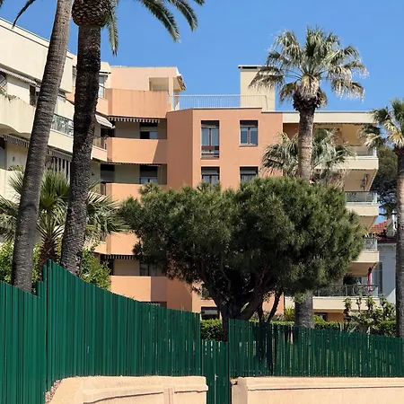 Apartment En Front De Avec Balcon *