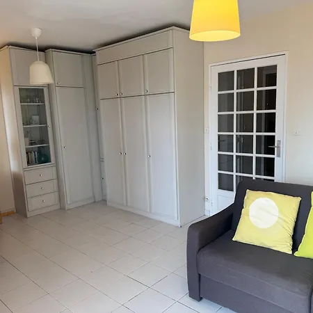 Apartment En Front De Avec Balcon