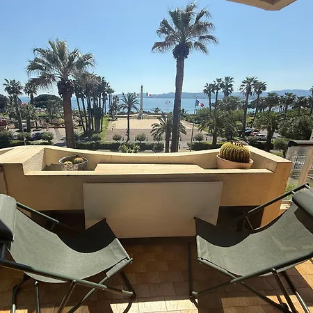 En Front De Avec Balcon